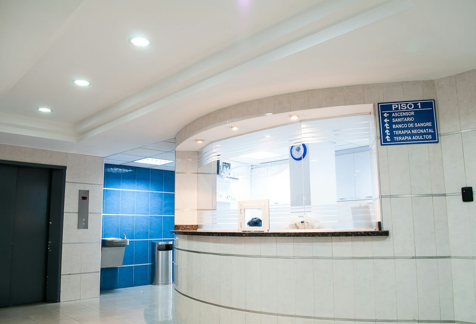 Aydınlık klinik koridoru - Yalova Merkez muayenehanesi